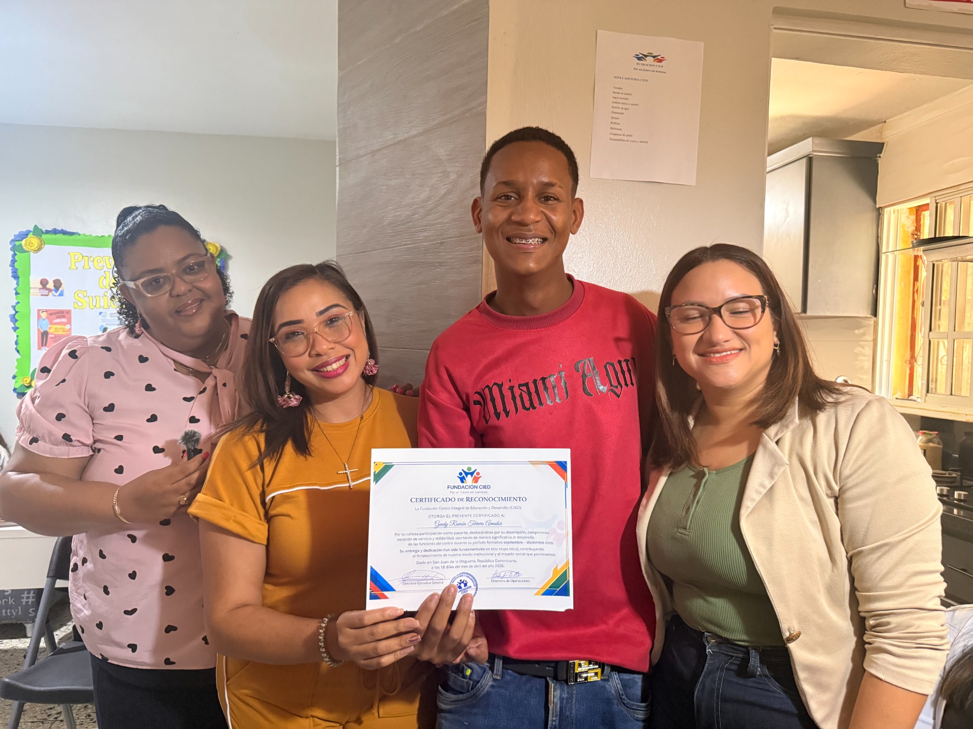 Entrega de recontamiento a nuestro joven estrella y dedicado Gendy. Recibe el reconocimiento de parte de Mercy Herrera, Johanna Ramos y Carmen Valdez