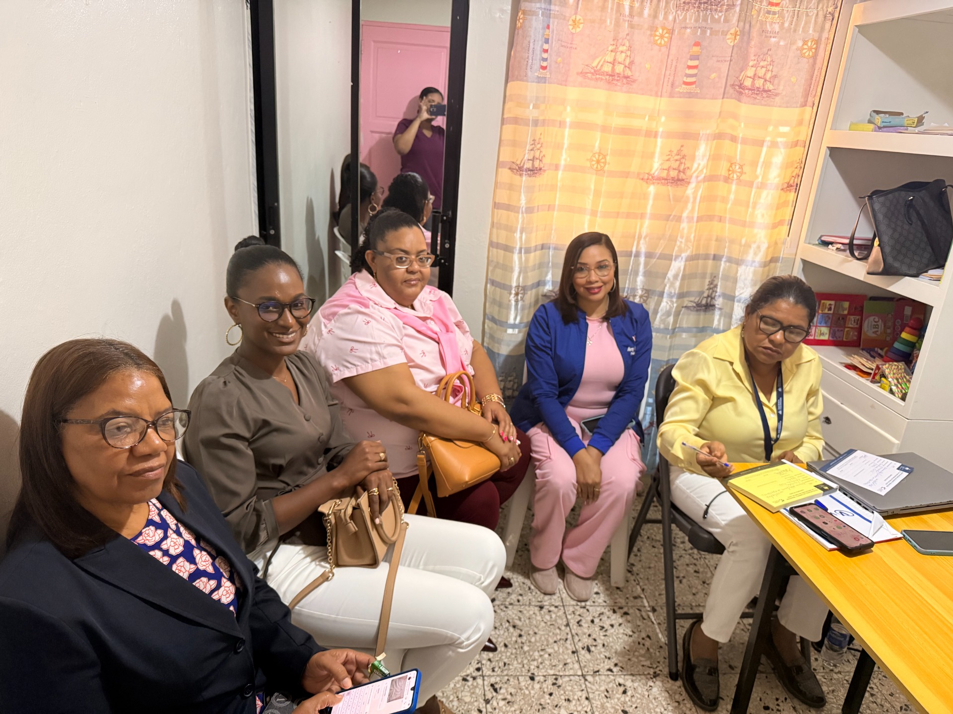 En la foto: Ramonita Lebrón, Marianny García, Johanna Ramos, Mercy Herrera y visitante. 